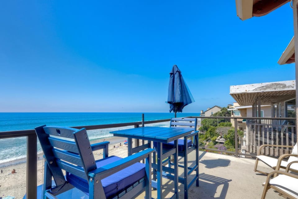 Oceanfront unit, Private Balcony, Beach Access, Sunset Views Apartment in Carlsbad