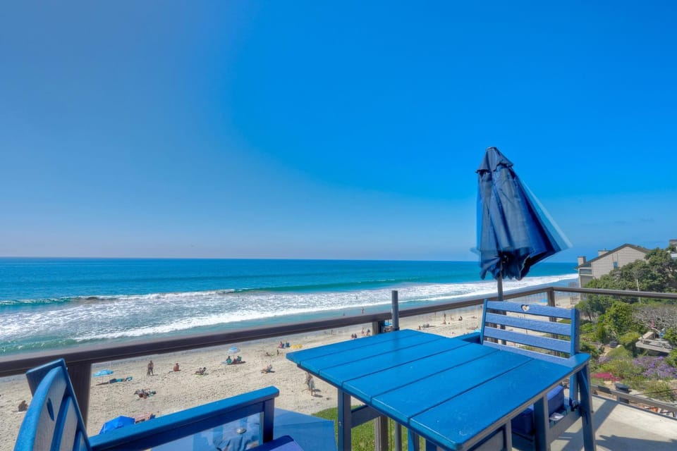 Oceanfront unit, Private Balcony, Beach Access, Sunset Views Apartment in Carlsbad