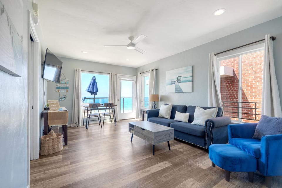 Oceanfront unit, Private Balcony, Beach Access, Sunset Views Apartment in Carlsbad