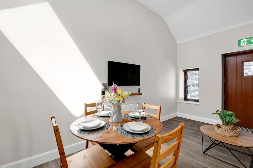 TV and multimedia, Living room, Seating area, Dining area
