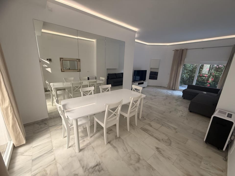 Casa en Primera Línea de Playa con Suite y piscina House in Marbella
