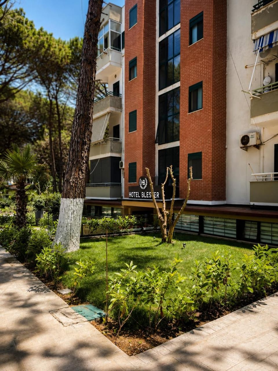 Facade/entrance, Day, Garden, Garden view