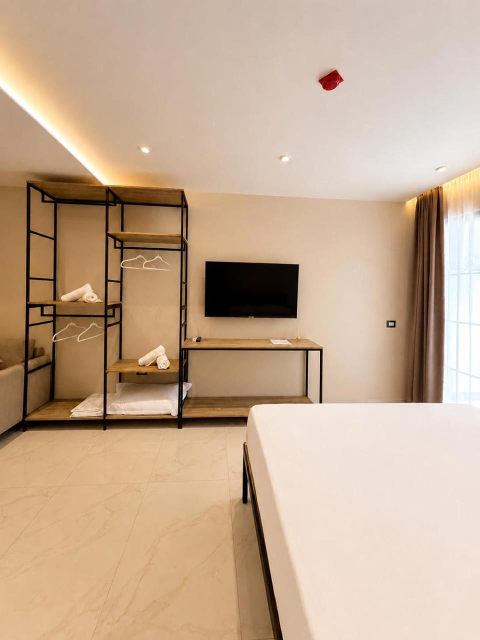 Bed, TV and multimedia, Bedroom