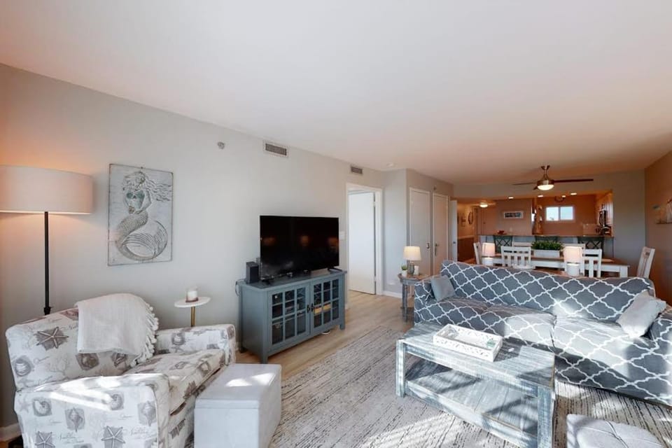 Sea Oats 708 - 7th floor condo in beachfront complex with pool Gulf view W&D & fast WiFi House in Okaloosa Island