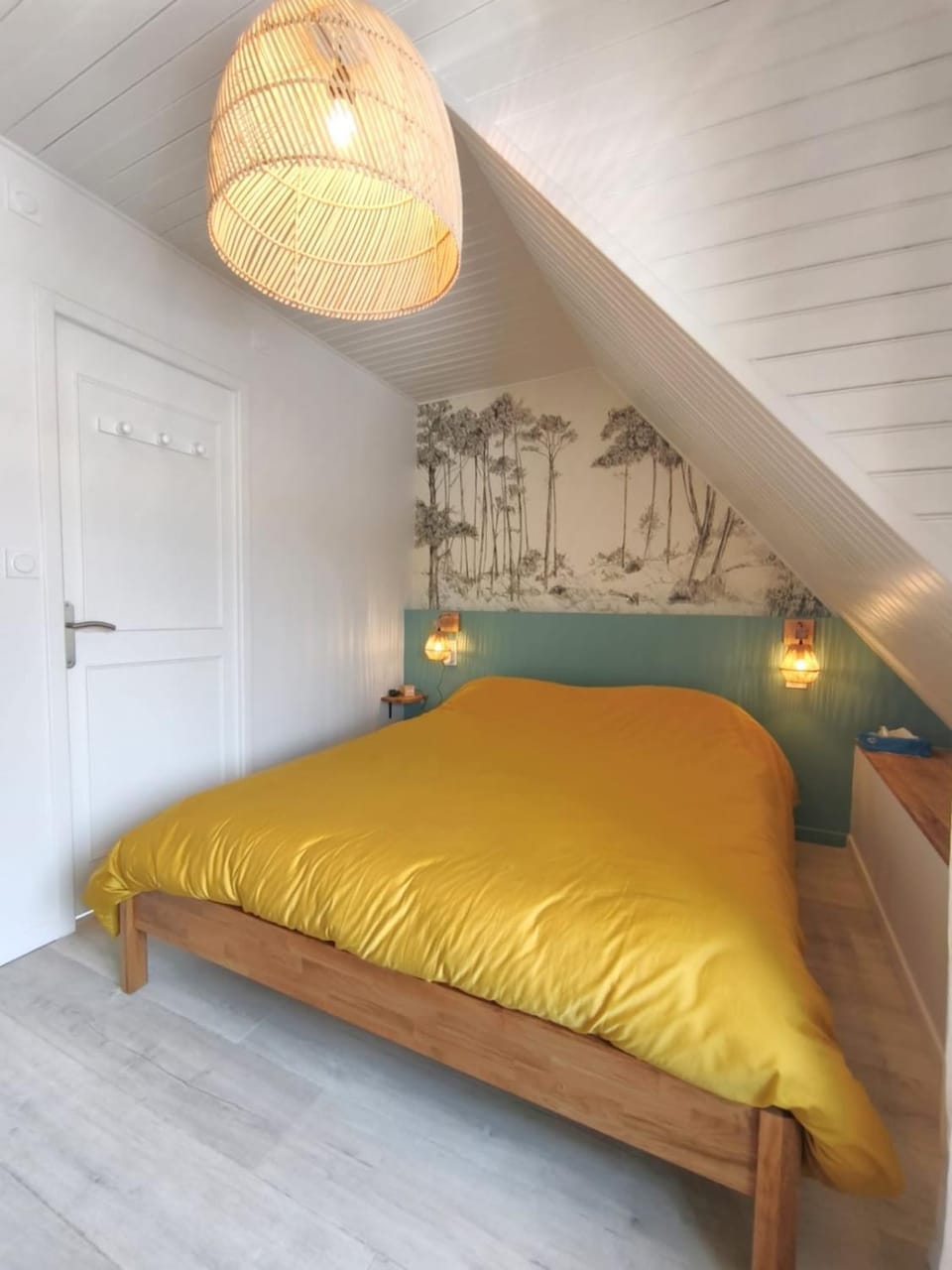 Photo of the whole room, Bedroom