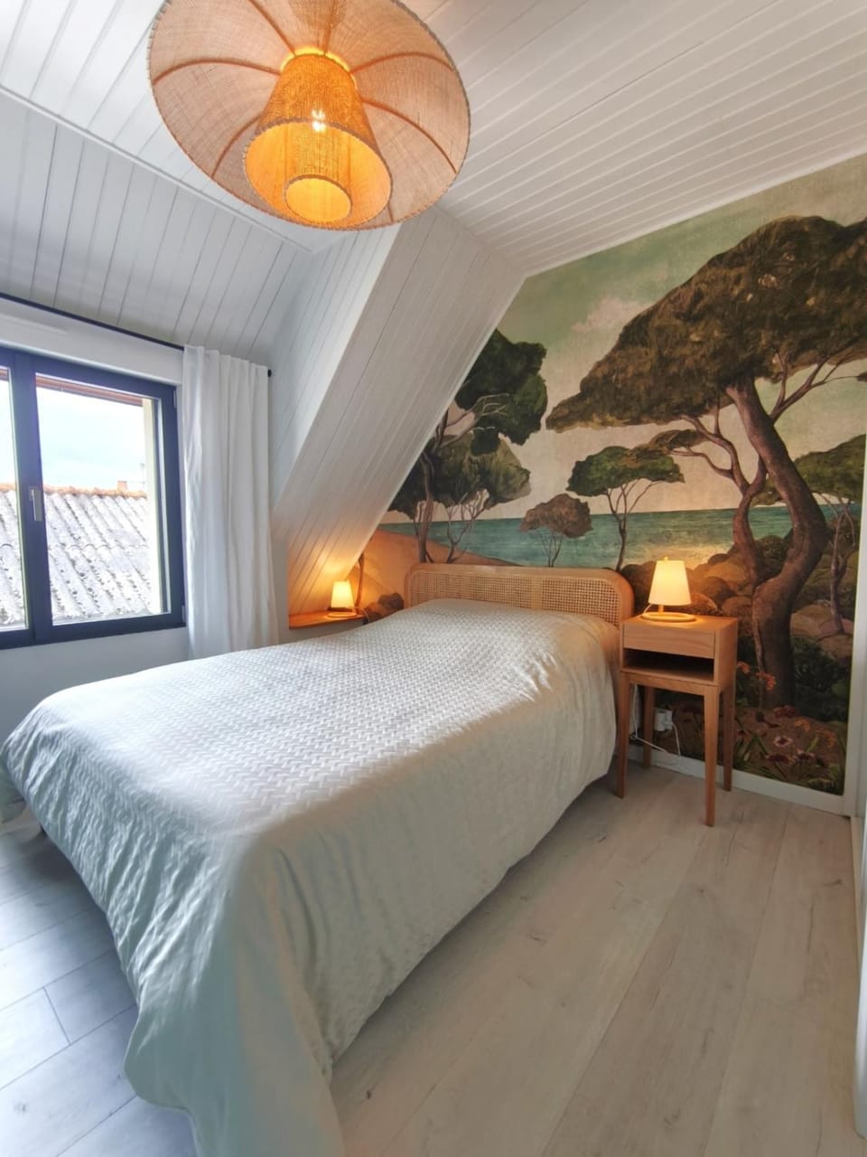 Photo of the whole room, Bedroom