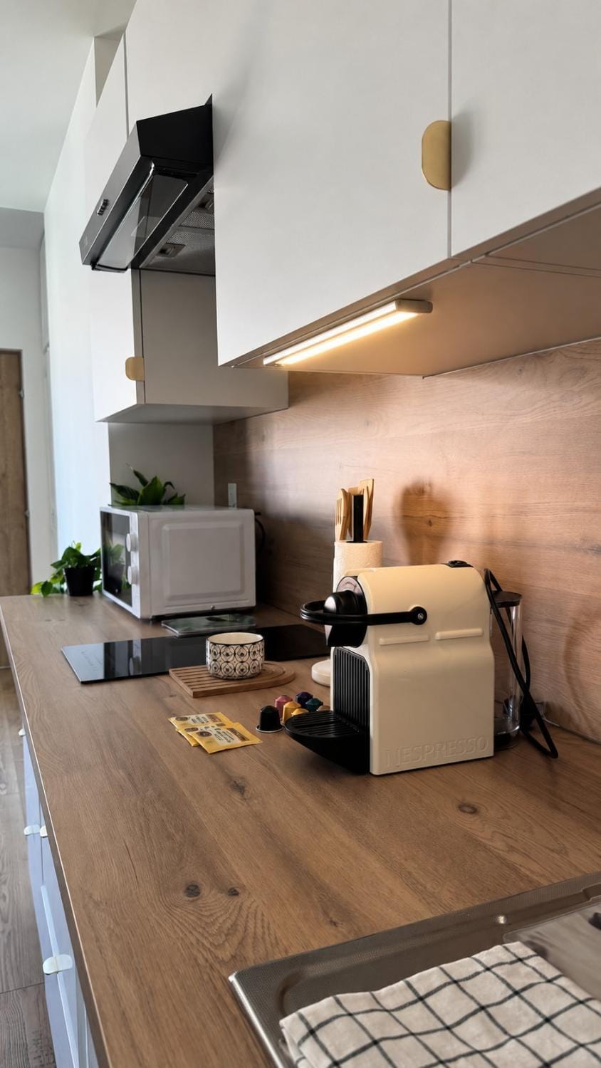 Coffee/tea facilities, Kitchen or kitchenette, stove, toaster