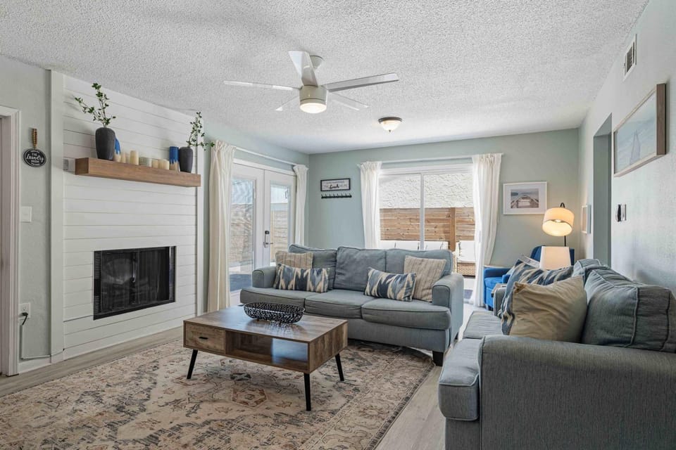 Sugar Reef Cottage-unit 1 - Gorgeous coastal townhome with washer&dryer close to beach & dog-friendly House in Okaloosa Island