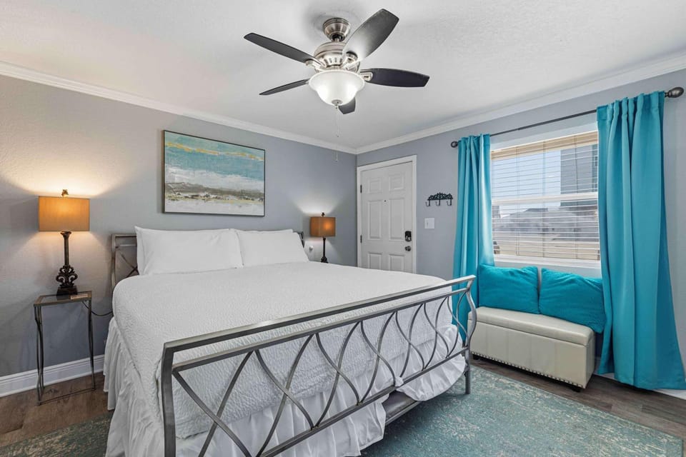 Cozy coastal condo with shared pool beach access Wifi Washer and Dryer House in Okaloosa Island