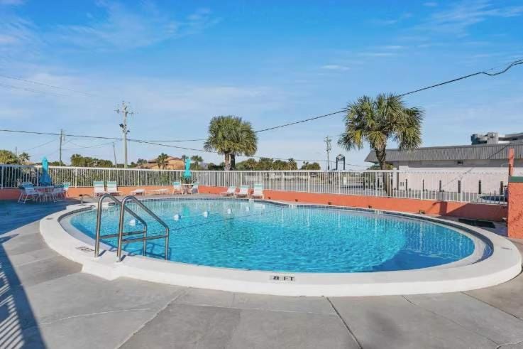 Cozy coastal condo with shared pool beach access Wifi Washer and Dryer House in Okaloosa Island