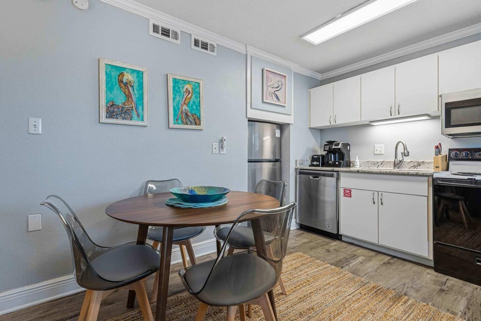 Cozy coastal condo with shared pool beach access Wifi Washer and Dryer House in Okaloosa Island
