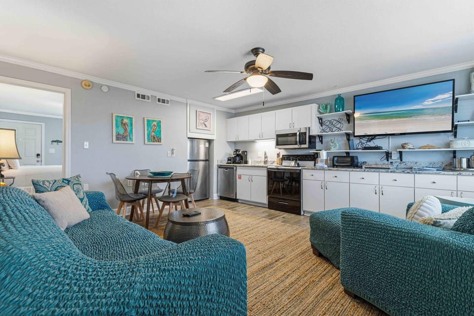 Cozy coastal condo with shared pool beach access Wifi Washer and Dryer House in Okaloosa Island