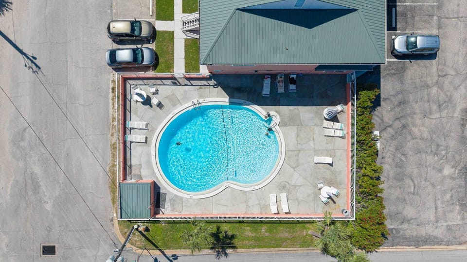 Cozy coastal condo with shared pool beach access Wifi Washer and Dryer House in Okaloosa Island