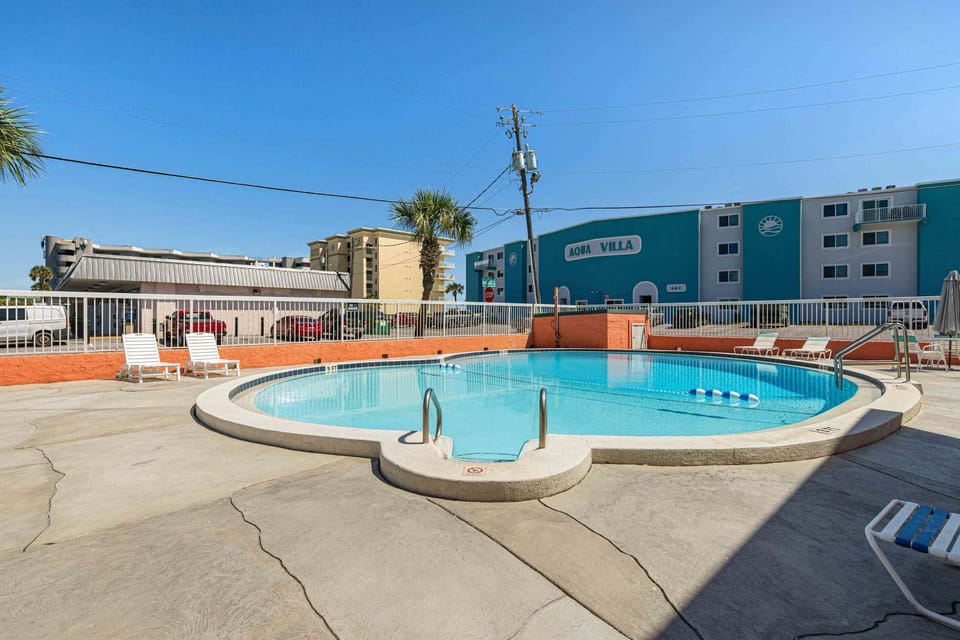 Cozy coastal condo with shared pool beach access Wifi Washer and Dryer House in Okaloosa Island