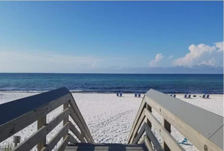 Cozy coastal condo with shared pool beach access Wifi Washer and Dryer House in Okaloosa Island
