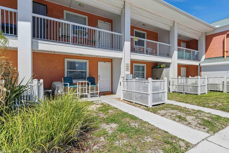 Cozy coastal condo with shared pool beach access Wifi Washer and Dryer House in Okaloosa Island