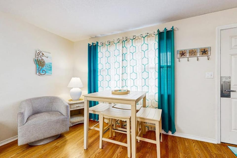 Cozy coastal condo with shared pool shared washer&dryer and beach access House in Okaloosa Island