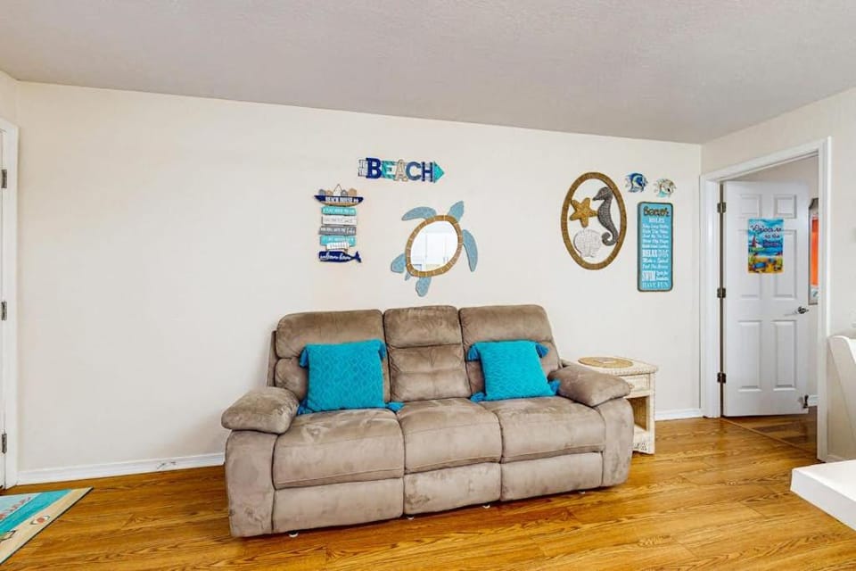 Cozy coastal condo with shared pool shared washer&dryer and beach access House in Okaloosa Island