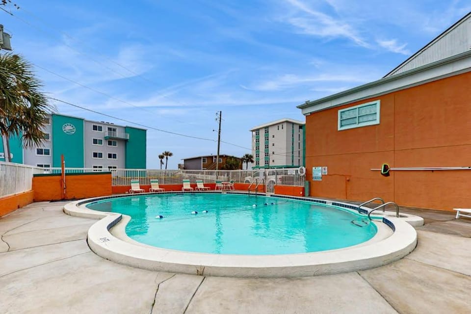 Cozy coastal condo with shared pool shared washer&dryer and beach access House in Okaloosa Island