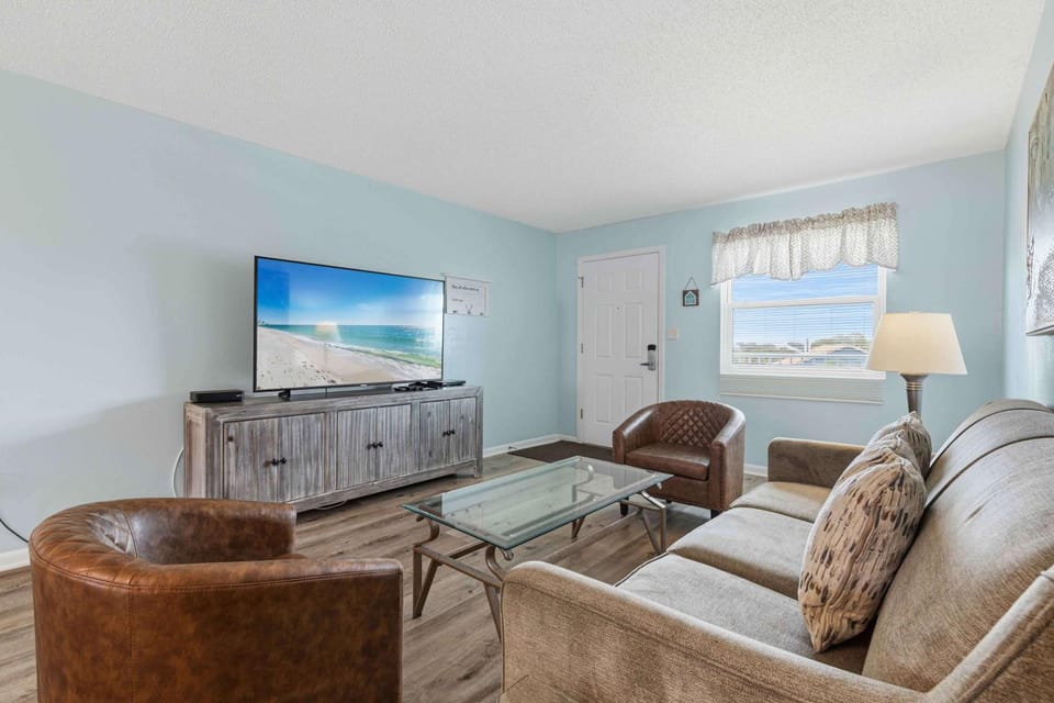 Cozy coastal condo with shared pool wifi and beach access House in Okaloosa Island