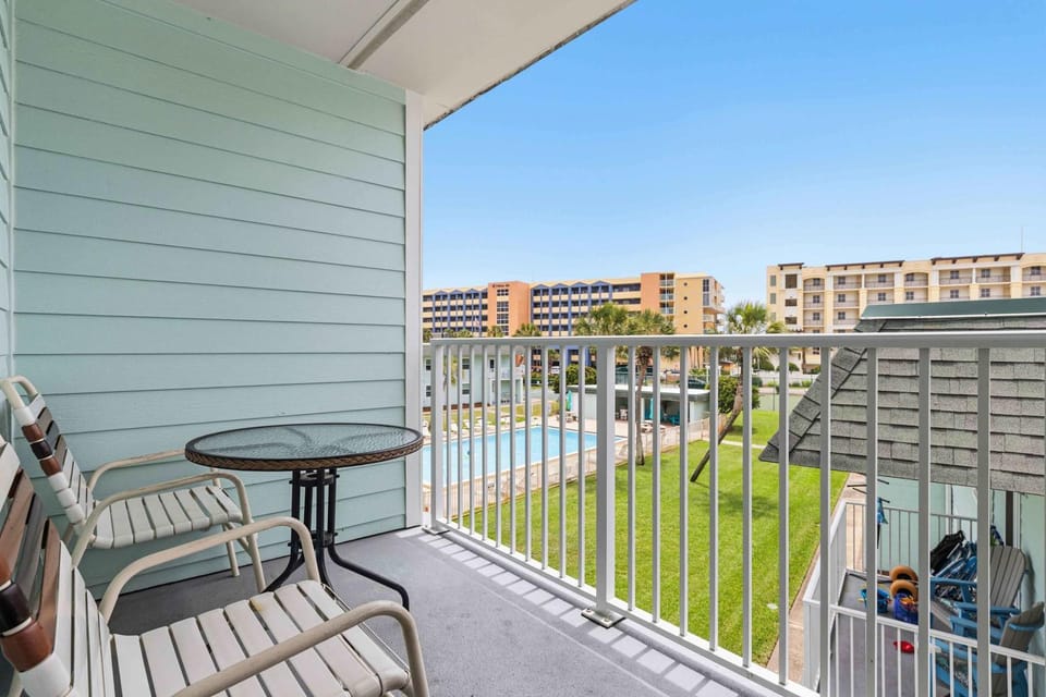 Cozy coastal condo with shared pool wifi and beach access House in Okaloosa Island