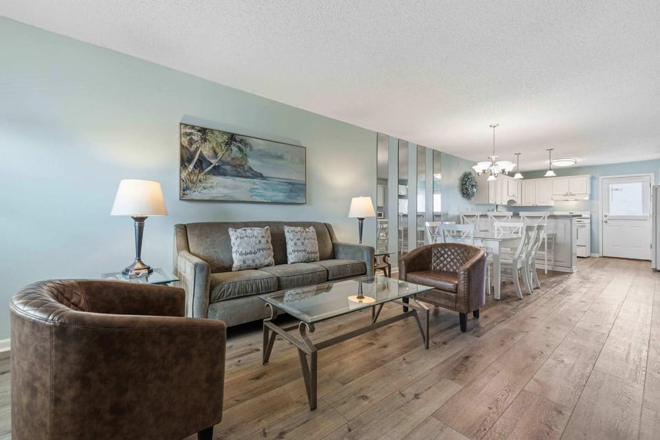 Cozy coastal condo with shared pool wifi and beach access House in Okaloosa Island