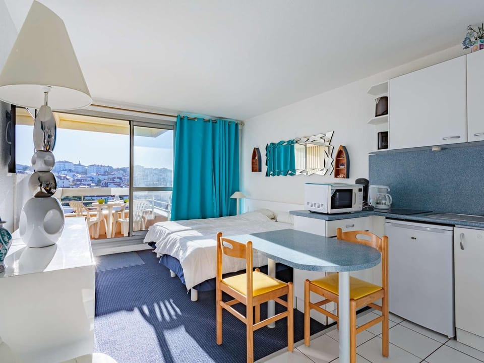 Charmant studio en centre-ville avec piscine proche Grande Plage - FR-1-3-410 Apartment in Biarritz