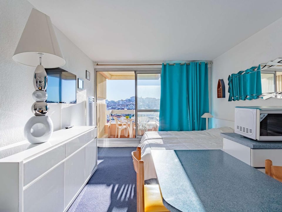 Charmant studio en centre-ville avec piscine proche Grande Plage - FR-1-3-410 Apartment in Biarritz