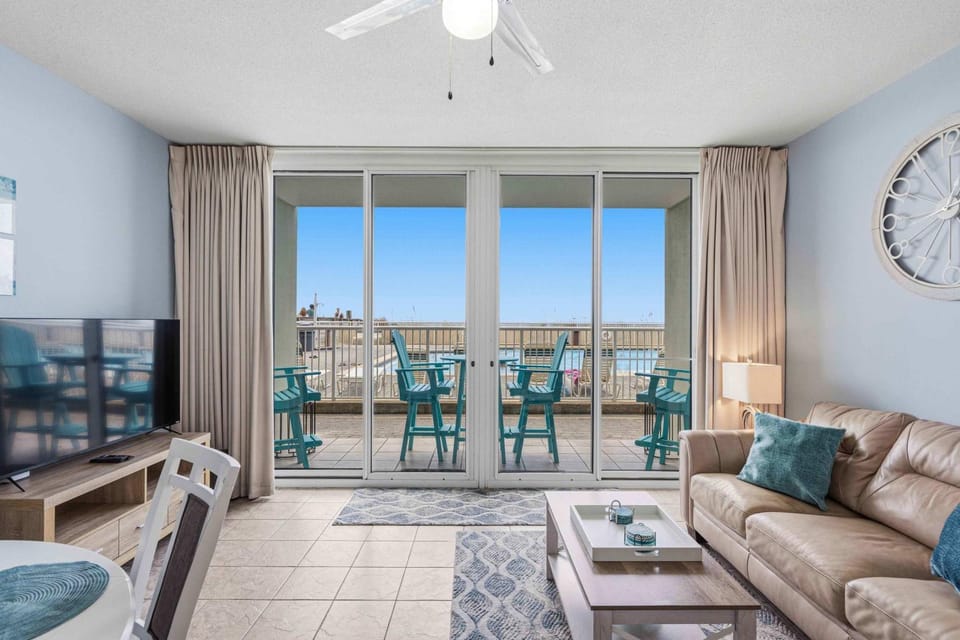 Ground floor oceanfront condo with pool fast WiFi & seasonal beach service House in Okaloosa Island