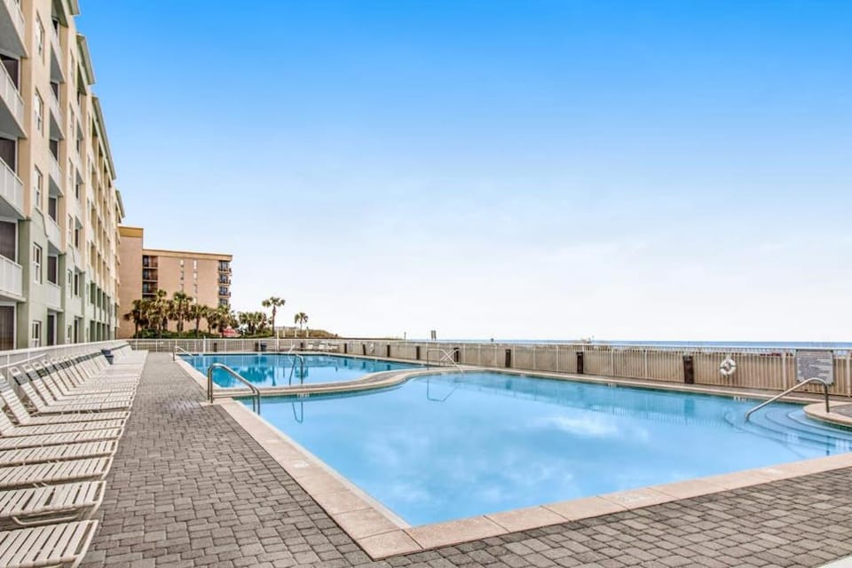 Waters Edge 201-Spacious 2nd floor condo on Okaloosa Island with Gulf-front pool Beach service & Gym House in Okaloosa Island