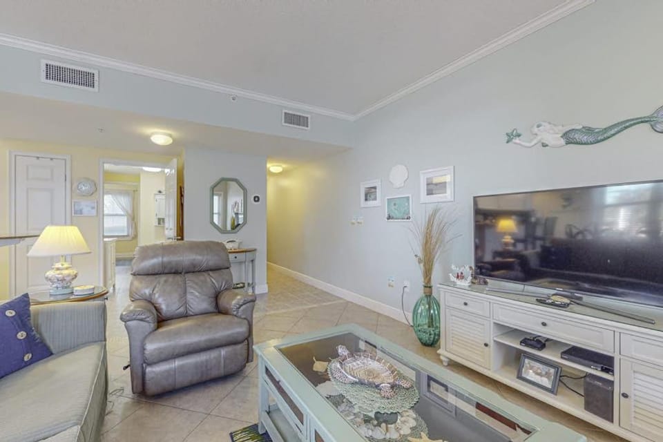 Waters Edge 201-Spacious 2nd floor condo on Okaloosa Island with Gulf-front pool Beach service & Gym House in Okaloosa Island