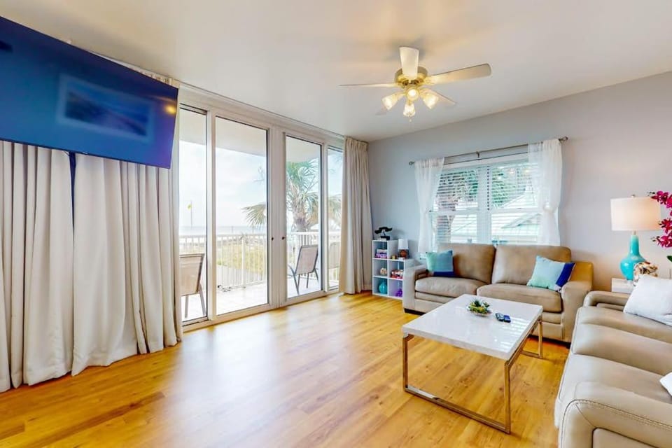 Beautiful beachfront home with shared pool and beach access House in Okaloosa Island