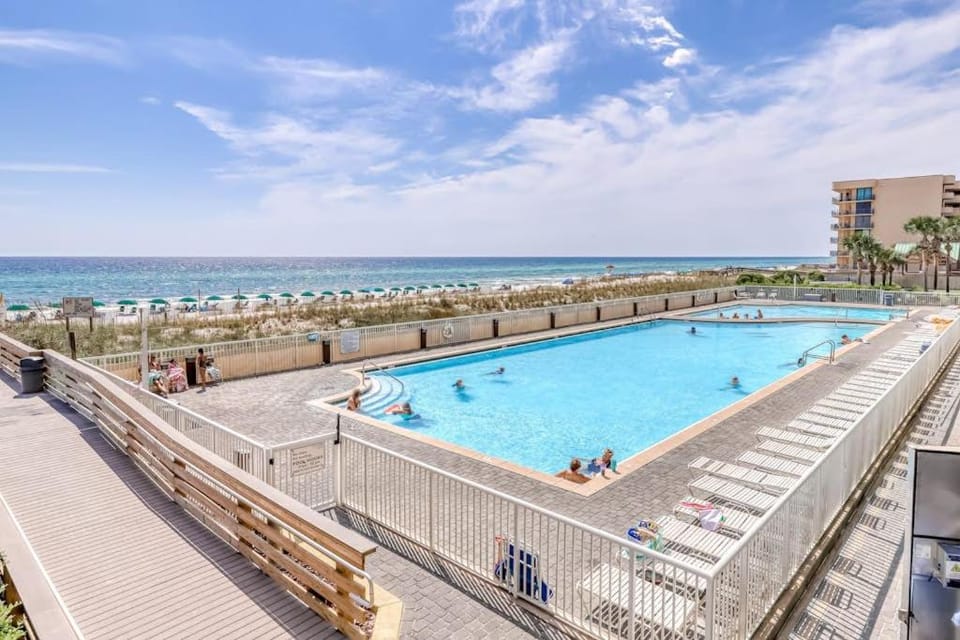 Beautiful beachfront home with shared pool and beach access House in Okaloosa Island