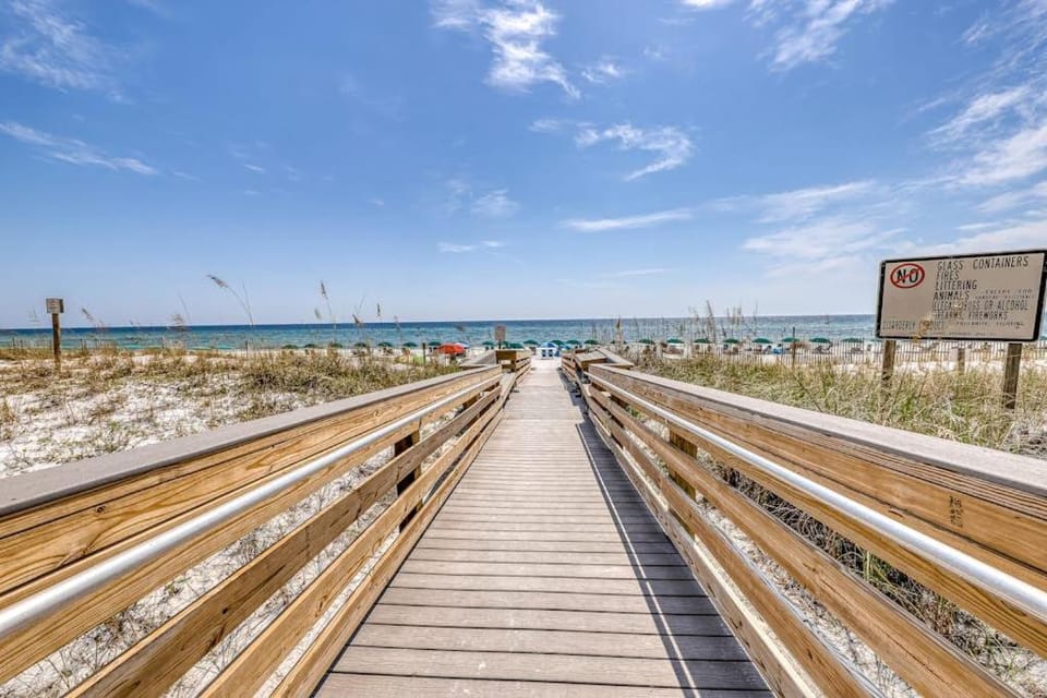 Second Floor Oceanfront Condo with Shared Pools Ocean View and Washer&Dryer House in Okaloosa Island