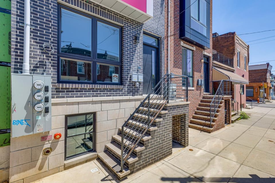 Philly Condo w/ Rooftop Deck! Walk to Broad St House in Philadelphia
