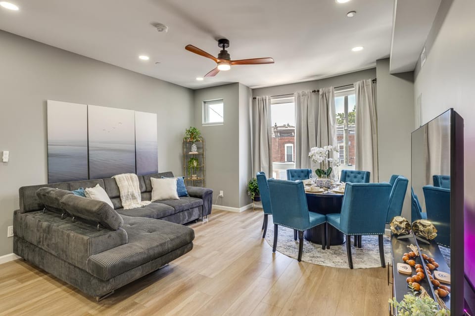 Philly Condo w/ Rooftop Deck! Walk to Broad St House in Philadelphia