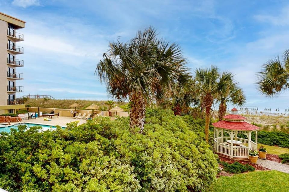 Comfortable and cozy beachfront condo w shared amenities House in Okaloosa Island