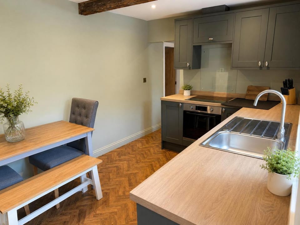 Kitchen or kitchenette, Dining area, pet friendly, stove, kitchen