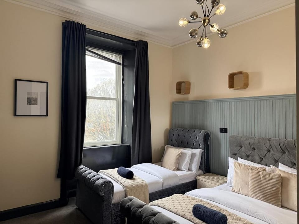 Fountain Park En-suites, 6 Beds, 3 baths, Cinema, Sleeps 10 Apartment in Edinburgh