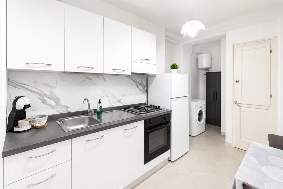 Kitchen or kitchenette, Dining area, stove