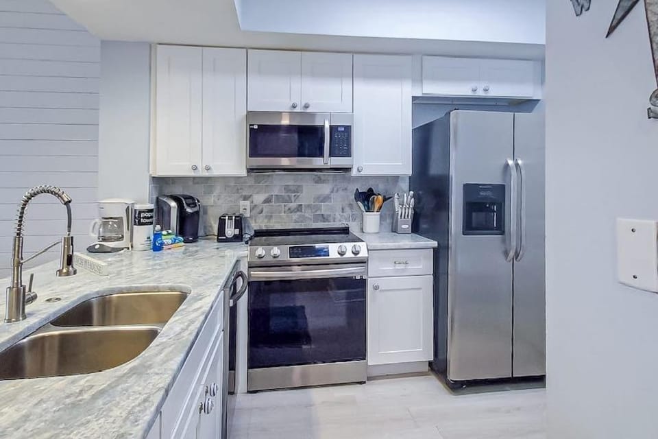Exquisite 3rd floor beachfront condo shared pool and beach access House in Okaloosa Island