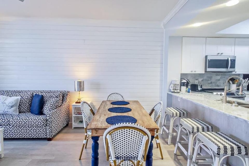Exquisite 3rd floor beachfront condo shared pool and beach access House in Okaloosa Island