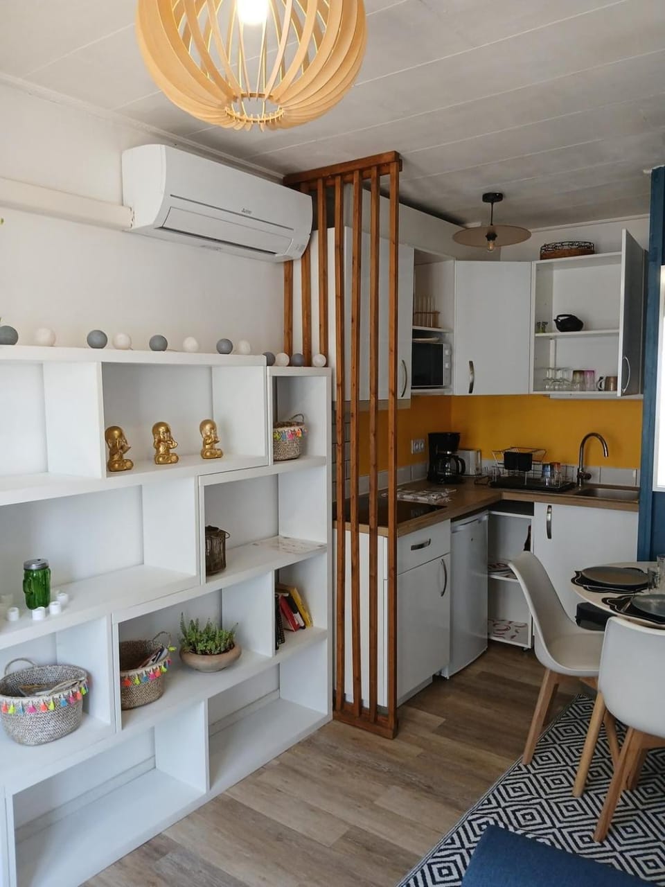 Dining area, kitchen, air conditioner