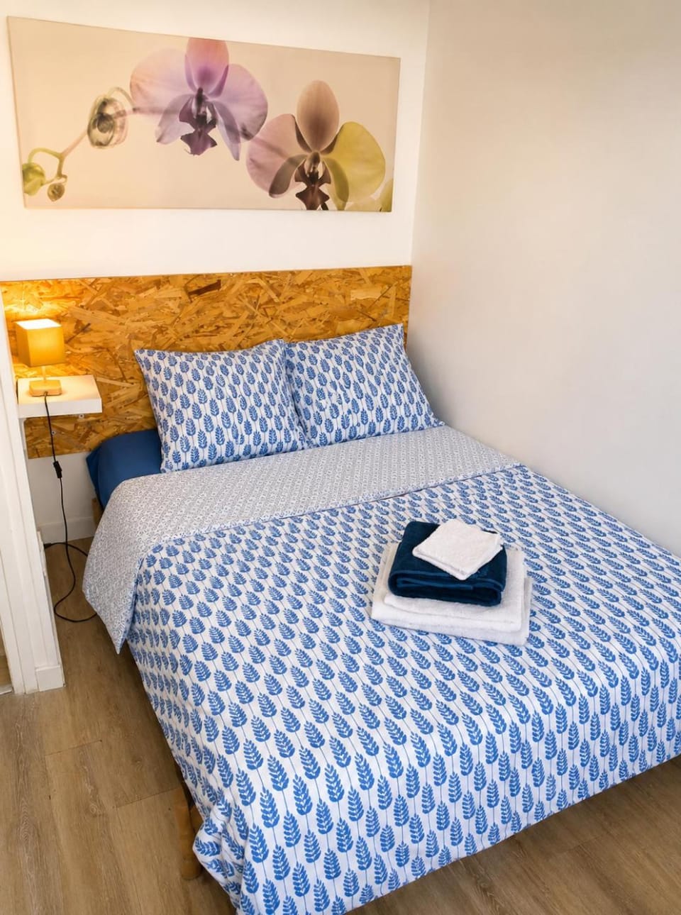 Bed, towels