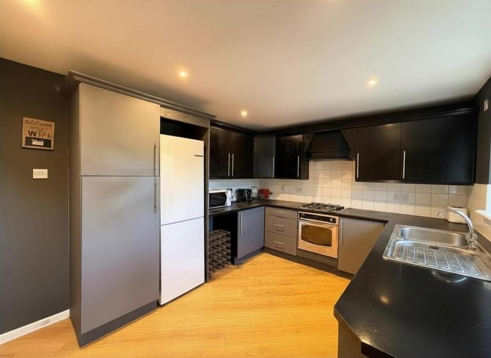 5-Beds, 2 Baths, near Portobello beach, Sleeps 10 Villa in Edinburgh
