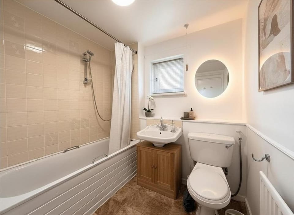 5-Beds, 2 Baths, near Portobello beach, Sleeps 10 Villa in Edinburgh