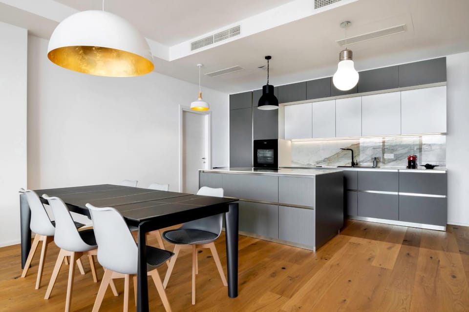 Kitchen or kitchenette, Dining area