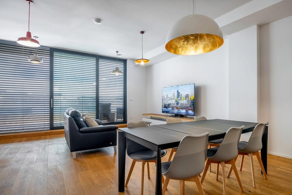 TV and multimedia, Living room, Seating area, Dining area