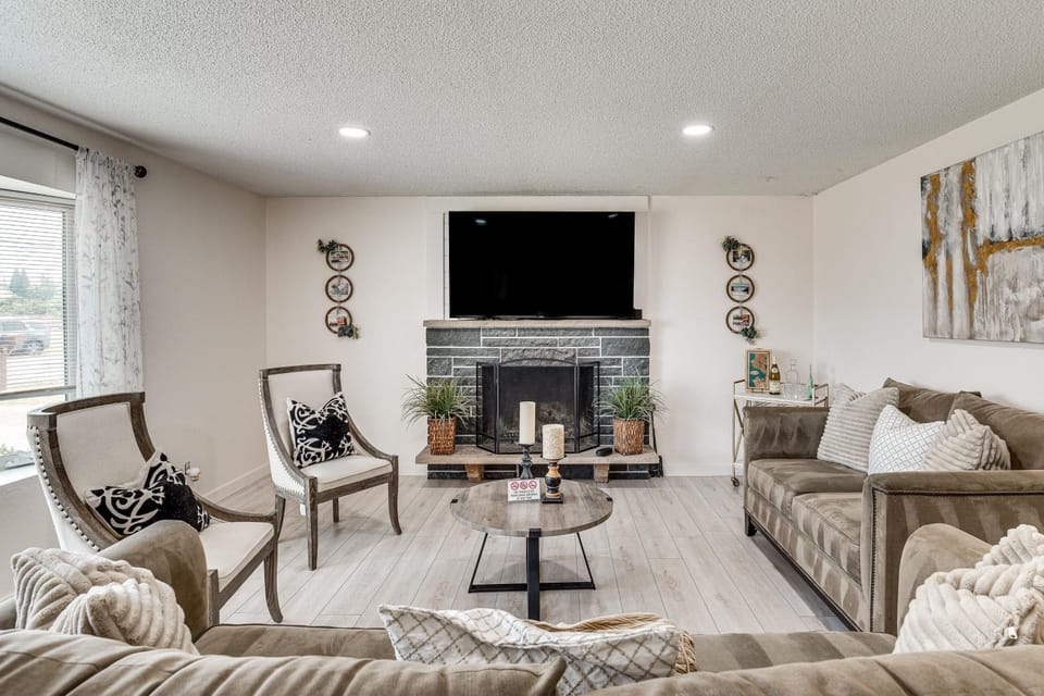 2 Mi to Fairgrounds & Dtwn Puyallup! Family Escape House in Puyallup