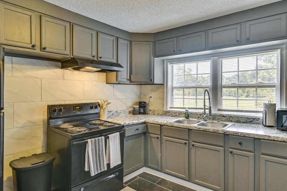 Walk to Park! Family Retreat w/ Yard in Lumberton House in Lumberton